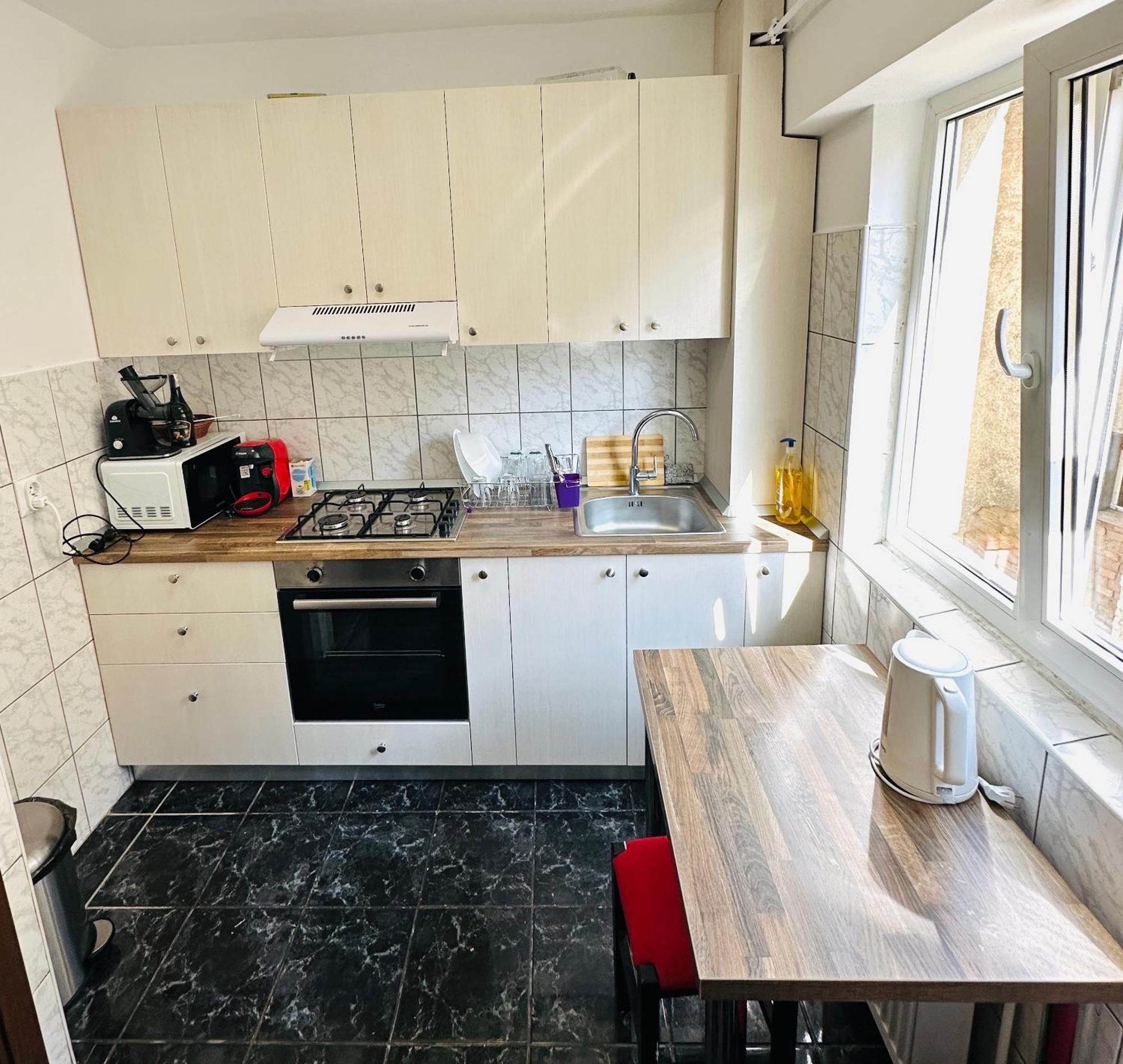 Apartament Central Apartman Jászvásár Kültér fotó
